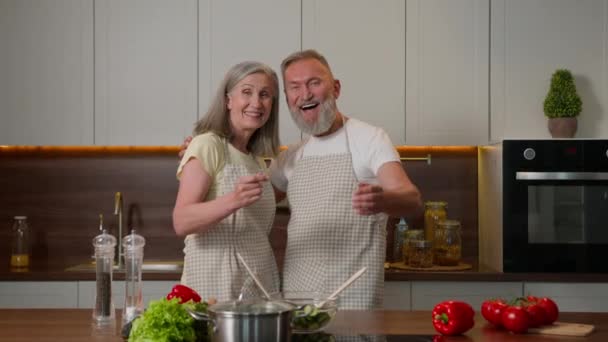 Alte Frau Ehemann Mittleren Alters Rentner Frau Mann Kochen Mittagessen — Stockvideo