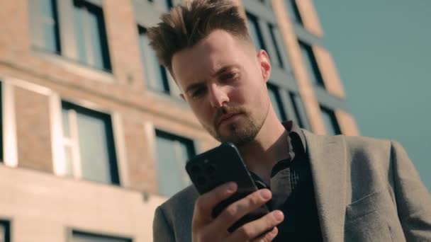 Απογοητευμένος Θυμωμένος Καυκάσιος Επιχειρηματίας Που Αισθάνεται Ενοχλημένος Χρησιμοποιώντας Smartphone Που — Αρχείο Βίντεο