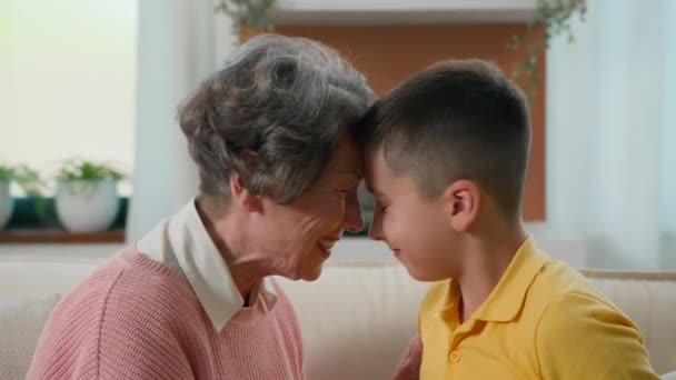 幸せな愛する高齢者引退した女性祖母は 愛情を楽しむ優しさの柔らかい関係を表現し 家庭で子供の少年孫と一緒に遊びます 世代の家族 — ストック動画