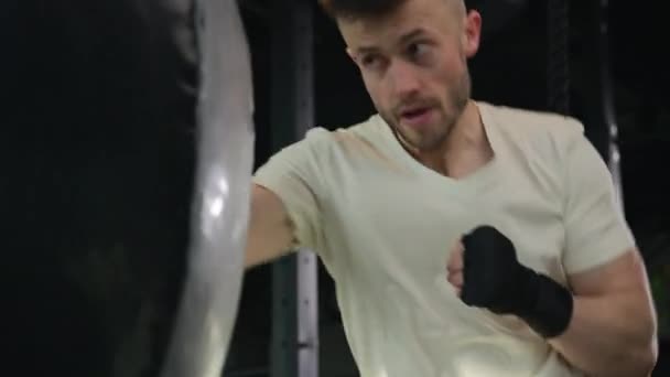 Αποφασισμένος Ενεργός Καυκάσιος Άνδρας Αθλητής Πυγμάχος Άσκηση Χτύπημα Σάκο Διάτρησης — Αρχείο Βίντεο