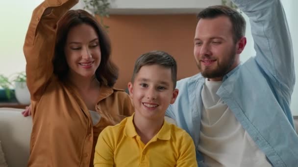 Šťastný Kavkazský Rodina Náklonnost Rodiče Táta Maminka Syn Chlapec Sedí — Stock video