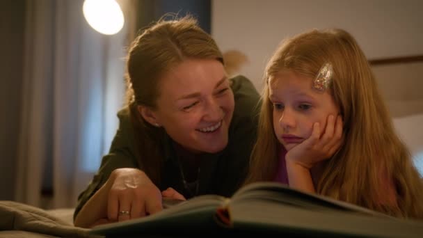 Cuidar Mãe Branca Livro Leitura Com Criança Pequena Filha Família — Vídeo de Stock