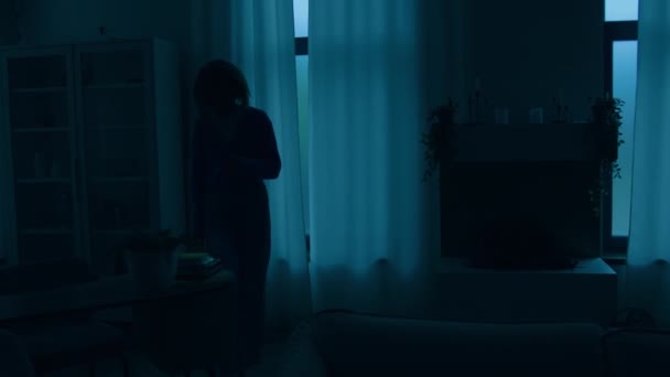 Mujer Chica Mujer Mujer Caminando Interior Sala Estar Oscura Noche — Vídeos de Stock