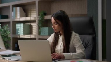 Düşünceli, Kafkasyalı iş kadını laptopta çalışan, notlar yazan, ev işlerinde sorun çözmeyi düşünen, ciddi iş kadını arama kararı veren, düşünceli bir iş kadını.