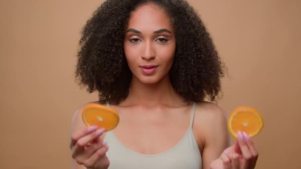Schönheit Afroamerikanerin Frau Halten Zwei Halb Orangefarbene Scheiben Bedecken Augen — Stockvideo