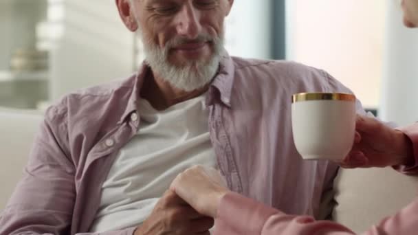 Liefdevolle Zorgzame Liefdevolle Bejaarde Blanke Man Man Kus Hand Geliefde — Stockvideo