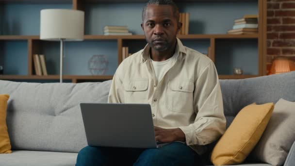Uomo Afroamericano Imprenditore Freelancer Proprietario Cliente Digitando Sul Computer Portatile — Video Stock