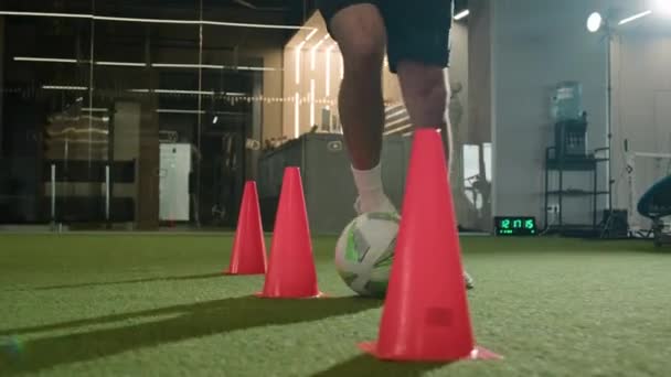 움직이는 체육관에서 현장에서 축구를 선수와 스포츠 물방울을 찌르는 — 비디오