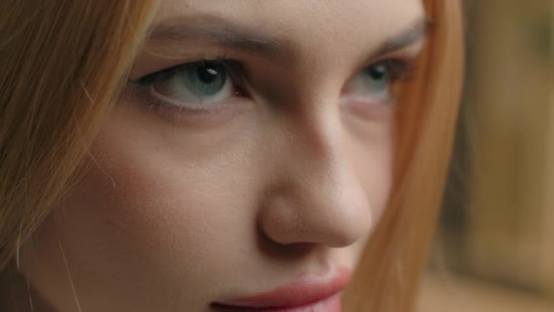Close Weibliche Augen Kaukasische Junge Gesicht Frau Selbstbewusst Motiviert Augen — Stockvideo