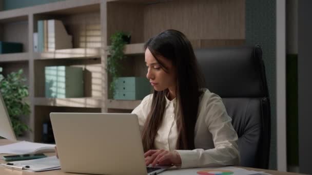 Przemyślany Zaniepokojony Kaukaski Biznes Kobieta Pracuje Laptopie Pisanie Notatek Napisać — Wideo stockowe