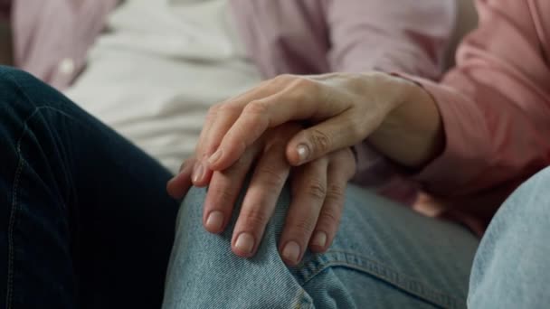 Yakın Plan Tanınamaz Yaşlılar Kırışıklıklarla Ele Tutuşuyorlar Olgun Evli Çift — Stok video