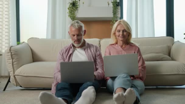Başarılı Mutlu Evli Beyaz Erkek Girişimci Büyük Baba Bilgisayarlı Uzaktan — Stok video