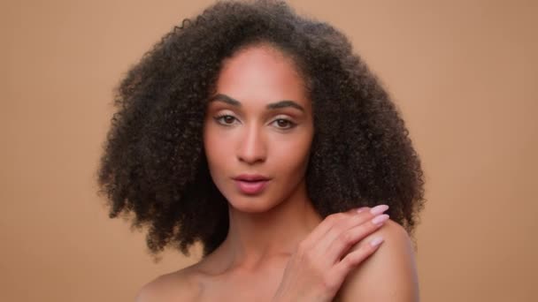 Portret Afro Amerikaans Meisje Etnisch Vrouw Model Schoonheid Cosmetische Make — Stockvideo