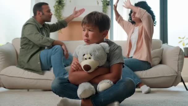 Aufgebracht Kaukasischen Kleinen Jungen Vorschulsohn Umarmen Teddyspielzeug Während Afroamerikanische Frau — Stockvideo