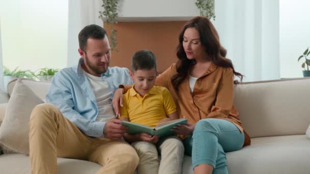 Gelukkig Kaukasische Familie Vader Moeder Zoon Lezen Sprookje Verhaal Boek — Stockvideo