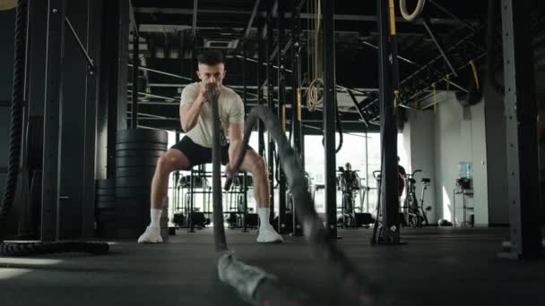 Esportista Caucasiano Determinado Atleta Ativo Homem Musculação Formação Ginásio Musculoso — Vídeo de Stock
