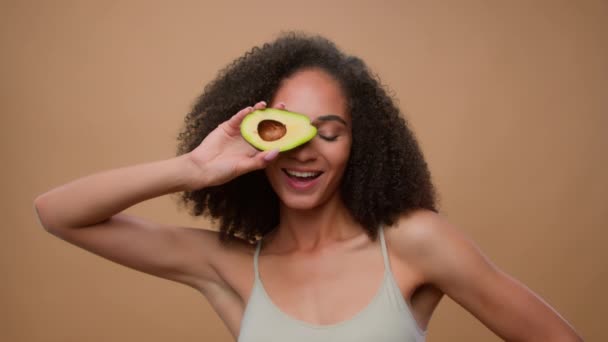 Afro Amerikan Model Bej Reklamlı Çekici Bir Kız Elinde Taze — Stok video