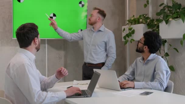 オフィス会議 男性チーフ 多様な男性チームプロのビジネスマンと話す ビジネスマンのビジネスワーカー クロマキーグリーンスクリーン上のデザインデータ分析計画マーケティング戦略をCeoに聞く — ストック動画