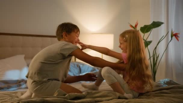 Carefree 행복한 코카서스 아이들 자매의 자매의 친구가 침대에서 간지럼을 재생하는 — 비디오
