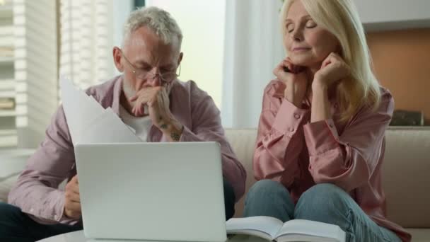Besorgte Ältere Kaukasische Ehepaar Mann Frau Schecks Bankkredit Zahlung Lernen — Stockvideo