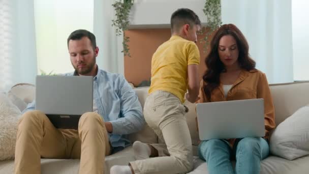 Poważny Skoncentrowany Ojciec Matka Pracuje Zdalnie Laptopie Kanapie Domu Syn — Wideo stockowe