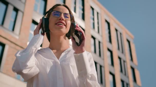 Felice Donna Spensierata Cuffia Ascoltare Musica Audio Smartphone All Aperto — Video Stock