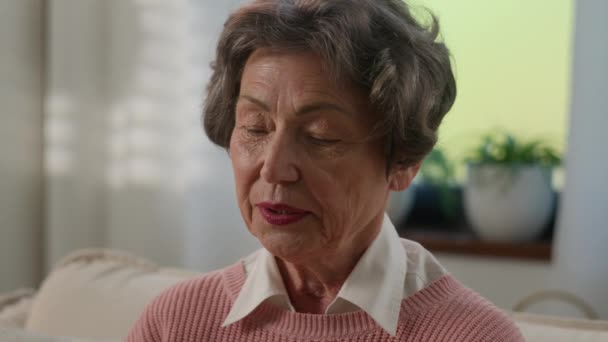 Hasta Ruhlu Beyaz Yaşlı Bir Kadın Bir Bardak Ile Ferahlatıcı — Stok video
