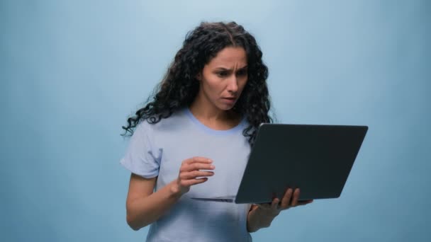 紧张的阿拉伯女性西班牙裔女性震惊的惊讶而又不满意的困惑的阿拉伯女性对笔记本电脑的失败感到不安的商业困境女商人项目问题电脑错误蓝色背景 — 图库视频影像