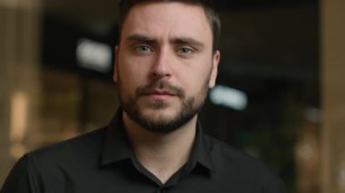 Kafkasyalı yetişkin bir adamın iş portresi ciddi bir işadamı ofis şirketindeki CEO lider bankacı kameraya bakıp onaylayan erkek müşteri müşteri işveren müdürü anlaşmayı kabul ediyor.