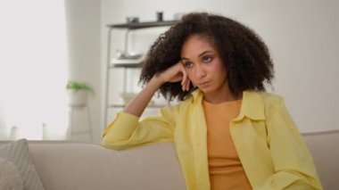 Üzgün depresif Afrika kökenli Amerikalı kadın düşünceli kız ev sahibini üzdü depresyon geçirdiğini düşündü yalnızlık, kalp kırıklığı endişesi, melankolik evdeki hüzün.