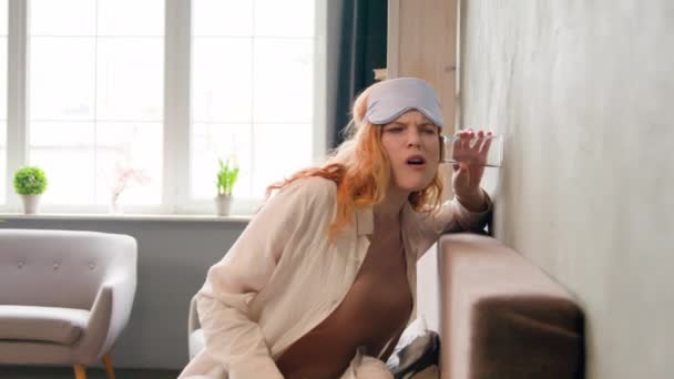Fată Supărată Șocată Care Sprijină Perete Dormitor Dimineața Devreme Curioasă — Videoclip de stoc