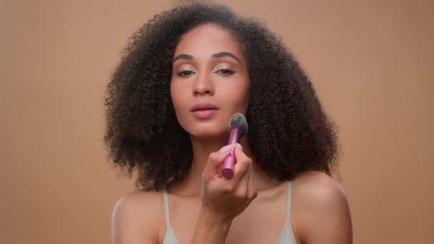 Mujer Afroamericana Aplicando Maquillaje Polvo Belleza Natural Limpia Suave Hidratado — Vídeos de Stock