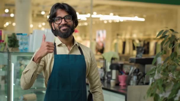Καφετέρια Εργαζόμενος Δείχνουν Όπως Συμφωνούν Συνιστούμε Χειρονομία Εγκρίνει Σύμβολο Χέρι — Αρχείο Βίντεο