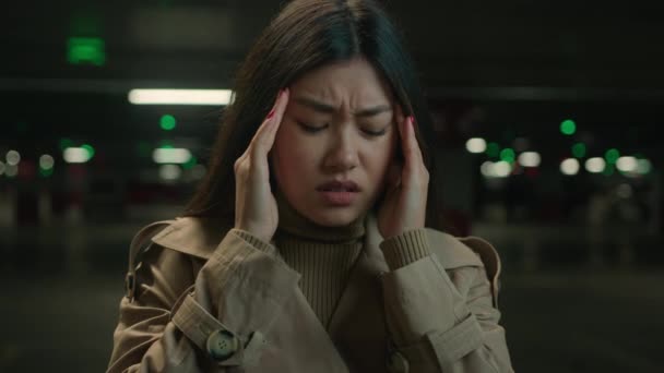 Азиатские Нездоровые Нездоровые Больные Женщины Страдают Головной Болью Болезненная Голова — стоковое видео