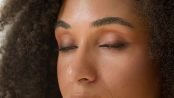 Nahaufnahme Weibliches Gesicht Afroamerikanisch Ethnische Frau Lockiges Haar Schönheit Make — Stockvideo