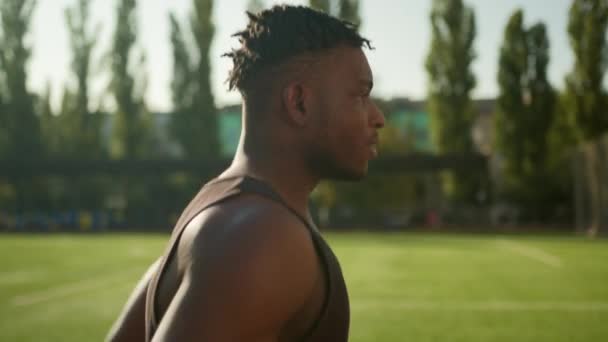 Африканський Американський Бігун Спортсмен Біжить Спортивній Доріжці Відкритому Стадіоні Мотивований — стокове відео