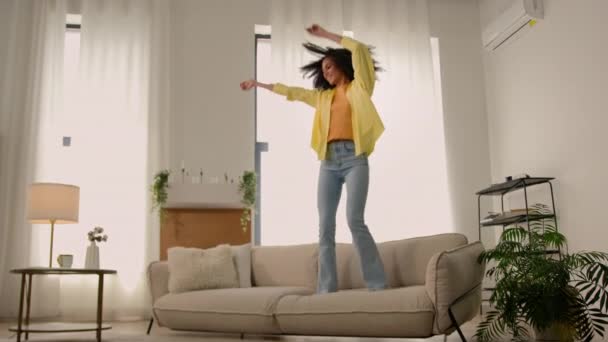 Aktive Lustige Afroamerikanerin Glücklich Frau Energische Mädchen Teenager Springen Auf — Stockvideo