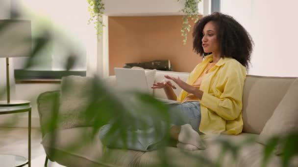 Afroamerikansk Etnisk Kvinna Kvinnlig Hem Ägare Prata Med Bärbar Dator — Stockvideo