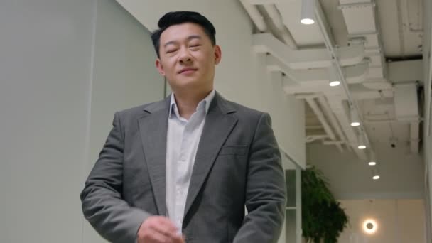 成功的中年亚洲裔商人穿着正装快乐的男性企业家首席执行官雇主中国韩国人自信的商人在办公室里笑容满面 — 图库视频影像