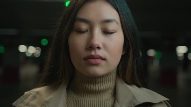 Крупный План Задумчивый Задумчивый Серьезный Азиатский Китайский Этническая Женщина Девушка — стоковое видео