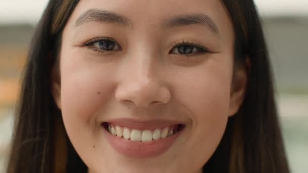 Κοντινό Πλάνο Θηλυκό Ασιατικό Πρόσωπο Εθνοτική Ευτυχισμένη Νεαρή Κοπέλα Κινεζικής — Αρχείο Βίντεο