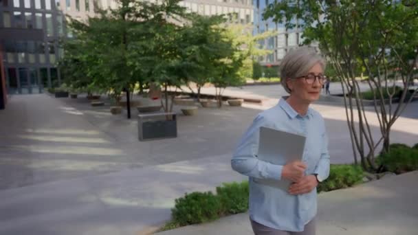 コカシアの老婦人女性ビジネスマン弁護士がフォルダ文書で実行する階段を歩く 急いで街でのビジネスミーティングに遅れてオフィスビルの階段を登る — ストック動画