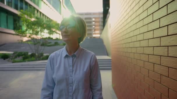 Beyaz Yaşlı Bir Kadın Şehir Caddesinde Yürüyor Yetişkin Olgun Kadını — Stok video