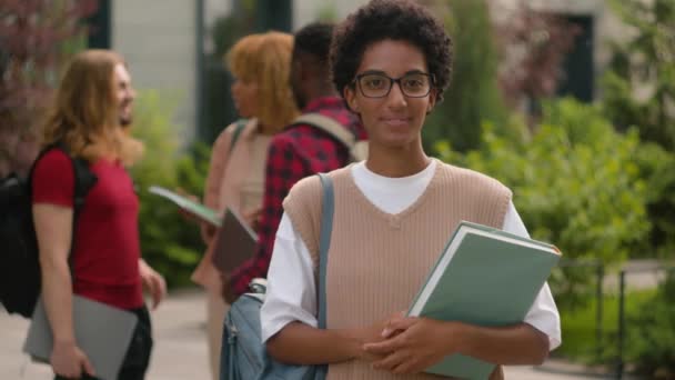 Afroamerikanisch Junge Studentin Mädchen Mit Buch Rucksack Zeigt Daumen Nach — Stockvideo