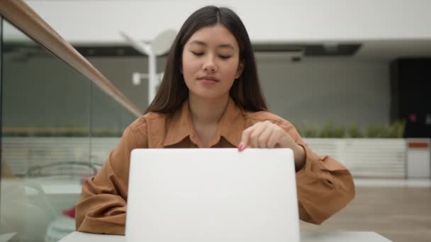 Ázsiai Irodavezető Kínai Koreai Üzletasszony Nyitott Laptop Elkezd Dolgozni Nap — Stock videók
