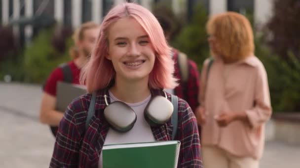 Estudiante Informal Chica Sonriente Colegiala Mujer Con Pelo Rosa Sonrisa — Vídeo de stock