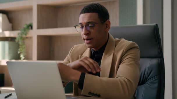 Zdenerwowany Afroamerykanin Negatywnych Emocji Nie Projekt Biznesowy Laptopem Zdesperowany Biznesmen — Wideo stockowe