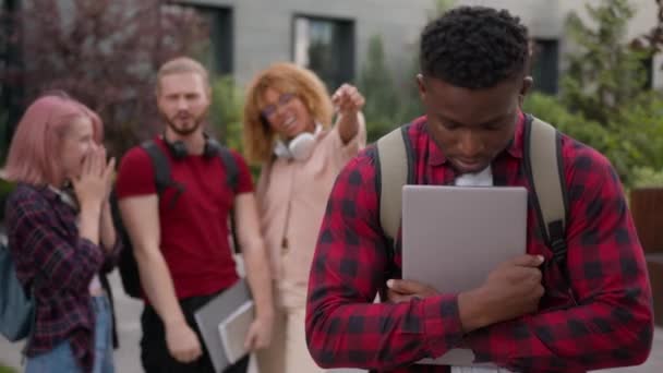 Trist Fornærmet Offer Dreng Studerende Fyr Afrikansk Amerikansk Lidelse Mand – Stock-video
