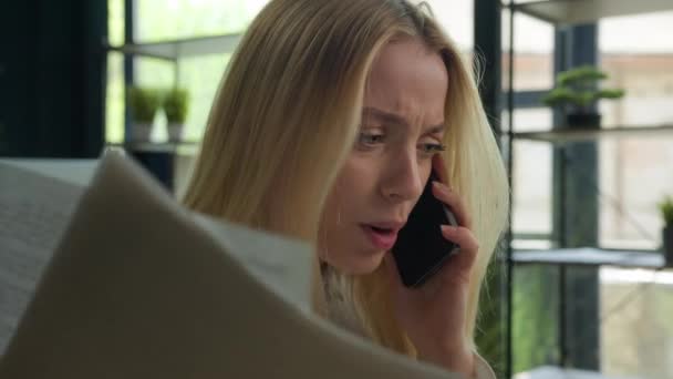 Rozzlobený Běloška Žena Podrážděný Šílený Žena Businesswoman Mluvit Mobilní Telefon — Stock video
