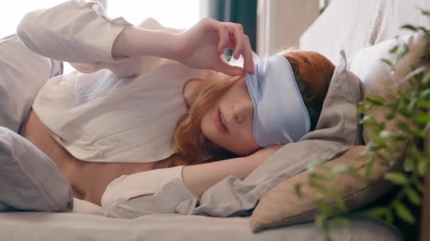 Schlafendes Schlummerndes Faules Kaukasisches Mädchen Mit Augenbinde Bett Frühen Morgen — Stockvideo